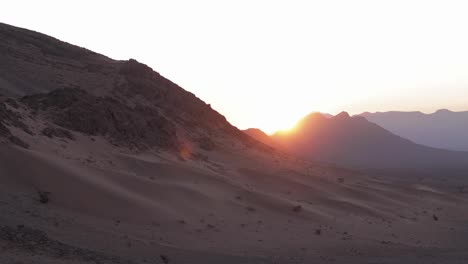 Zeitraffer-Eines-Sonnenaufgangs-In-Der-Sahara,-Der-Seine-Ersten-Strahlen-Auf-Die-Endlosen-Dünen-Wirft