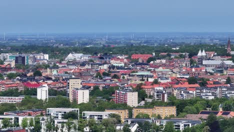 Ein-Blick-Auf-Gebäude-Und-Häuser-In-Lund,-Schweden-–-Luftschwenk