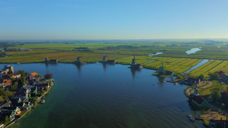 Luftaufnahme-Des-Flusses-Zaan-Und-Der-Wunderschönen-Landschaft-Hinter-Hölzernen-Historischen-Windmühlen-Zaanse-Schans-Niederlande-Holland