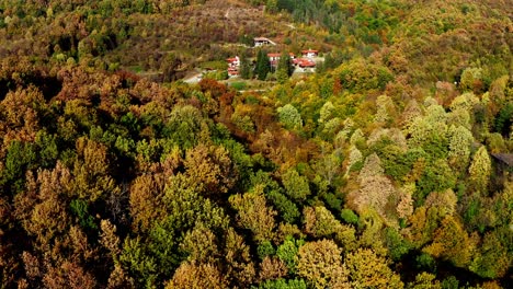 Herbstfarbe-Wald-Abgelegenes-Bergdorf-Ländliches-Bulgarien-Drohnenaufnahme