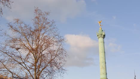 Estatua-Dorada-De-La-Torre-Alta-En-París,-Colores-De-árboles-De-Otoño,-Computadora-De-Mano