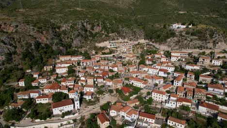 Pueblo-Pintoresco-En-La-Ladera-De-Una-Colina:-Casas-De-Piedra,-Complejo-Turístico-En-La-Riviera-Y-Escapada-De-Airbnb-En-Dhermi-Albania