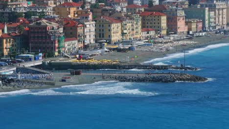 Encantadora-Ciudad-Y-Playa-De-Varazze-En-La-Región-De-Liguria,-Italia