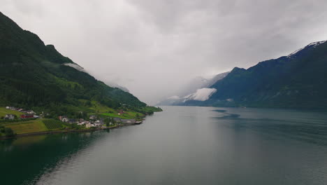 Ruhige-Luftaufnahme-über-Den-Hardangerfjord-An-Der-Westküste-Norwegens
