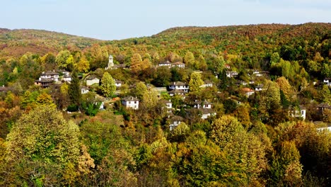 Herbstwaldfarbe,-Malerisches-Bulgarisches-Traditionelles-Dorf,-Drohnenaufnahme