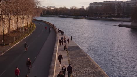 Seine-river-and-people-enjoys-sunny-autumn-evening