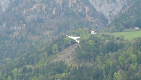 Segelflugzeugstart-Mit-Segelflugzeugwinde-Auf-Der-Bergigen-Flughafenstrecke