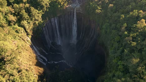 Luftaufnahme-Von-Oben-Auf-Den-Touristischen-Tumpak-Sewu-Wasserfall-Oder-Hundert-Wasserfälle-Im-Dschungel-Von-Ost-Java---Indonesien