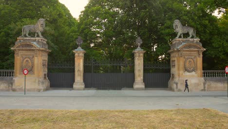 Skulptur-Eines-Löwen-An-Der-Vorderseite-Des-Königlichen-Palastparks-Von-Brüssel,-Belgien-Tagsüber