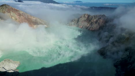 Vogelperspektive-Auf-Den-Atemberaubenden-Vulkan-Ijen-Und-Seinen-Blauen-Seesäurekrater-An-Einem-Sonnigen-Tag-Mit-Blauem-Himmel---Ost-Java,-Indonesien