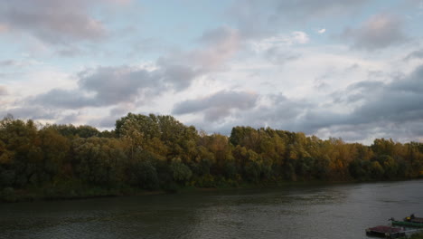 Windiger,-Bewölkter-Sonnenuntergang-Am-Flussufer-Der-Theiß,-In-Ungarn