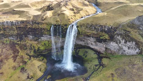 Seljalandsfoss,-Island,-Vorderseite-Der-Wasserfälle,-Luftaufnahme,-4K-Drohnenaufnahmen
