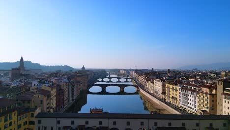 Magische-Luftaufnahme-Von-Oben,-Mittelalterliche-Brücke,-Stadt,-Fluss-Florenz,-Toskana,-Italien