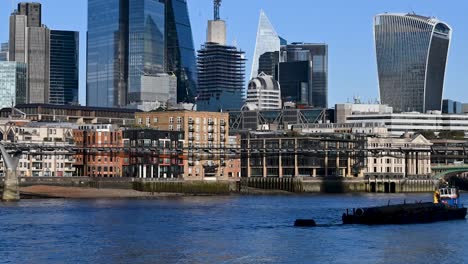 Boats-quickly-going-under-the-Millennium-Bridge-towards-the-the-City-of-London,-United-Kingdom