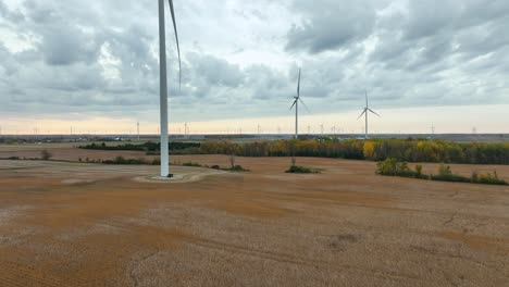 Windkraftanlagen-Wirbeln-In-Einem-Getreidefeld-Herum