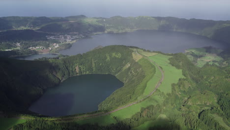 Luftaufnahme-Der-Azoren:-Blick-Auf-Die-Lagune-Von-Santiago,-Sieben-Städte-Im-Hintergrund,-Die-Schönheit-Von-Sao-Miguel