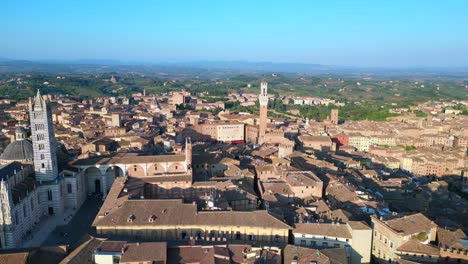 Wunderschöner-Flug-Von-Oben-Aus-Der-Luft,-Mittelalterliche-Stadt-Siena,-Toskana,-Italien