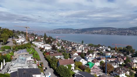 Zurich,-Suiza,-Vida-De-La-Ciudad-Y-Vista-Al-Lago-Zürichsee,-Imágenes-De-Drones-4k