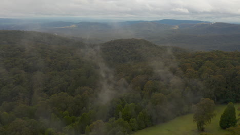 Die-Kamera-Schiebt-Sich-Sanft-Durch-Den-Nebel-über-Eine-Ruhige-Naturlandschaft