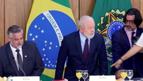 El-Presidente-Lula-Se-Prepara-Para-Un-Discurso-En-El-Palacio-Presidencial,-Brasilia.