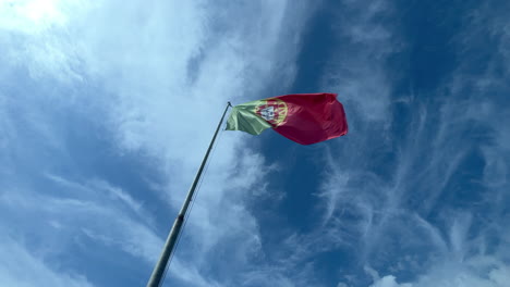 Portugiesische-Flagge-Weht-Im-Wind