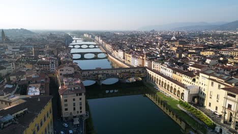 Wunderschöne-Luftaufnahme-Von-Oben,-Goldschmiede-Brücke,-Stadt,-Fluss-Florenz,-Toskana,-Italien