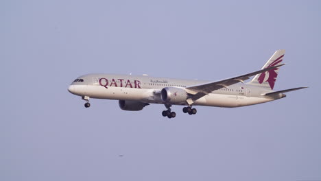 Qatar-Airways-B787-prepared-for-Landing-at-Suvarnabhumi-Airport,-Thailand