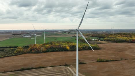 Direkter-Blick-Auf-Eine-Große-Windkraftanlage-Im-Herbst