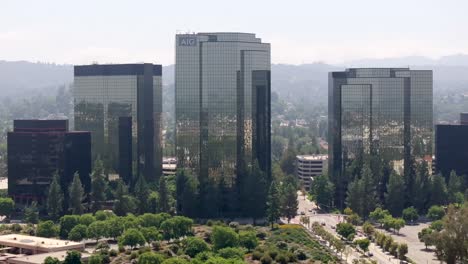 AIG-building-in-Woodland-Hills,-California---push-in-aerial-view-on-overcast-day