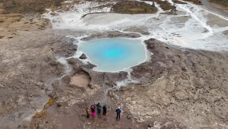 Geysir-En-Islandia-Vista-De-Agua-Azul-Imágenes-De-Drones-4k