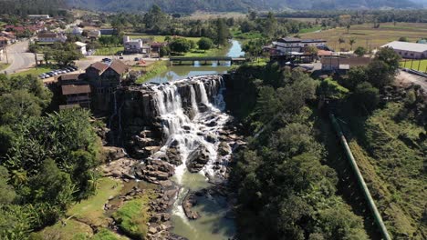 Drohnenansicht-Des-Wasserfalls-Und-Des-Angrenzenden-Restaurants,-Chalet-In-Santa-Catarina,-Brasilien