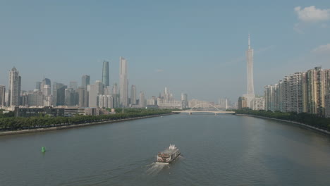 Luftaufnahme-Mit-Fokus-Auf-Eine-Fähre-Auf-Dem-Fluss-In-Der-Innenstadt-Von-Guangzhou,-China