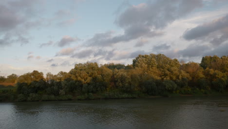 Herbstsonnenuntergang-Am-Flussufer-Der-Theiß-An-Einem-Windigen-Tag
