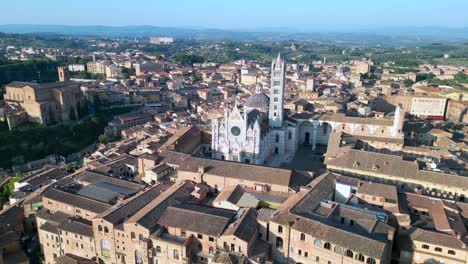 Majestätische-Luftaufnahme-Von-Oben,-Mittelalterliche-Stadt-Siena,-Toskana,-Italien