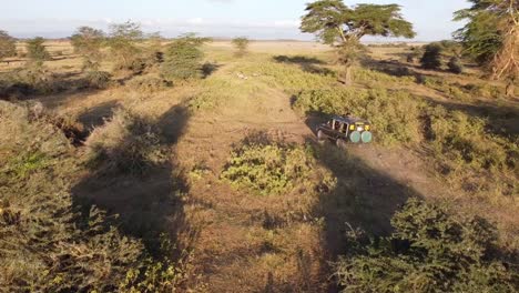 Coche-De-Safari-En-El-Parque-Amboseli-Con-Cebras-En-África-Al-Atardecer-Mediante-Imágenes-De-Safari-Aéreo-De-Drones