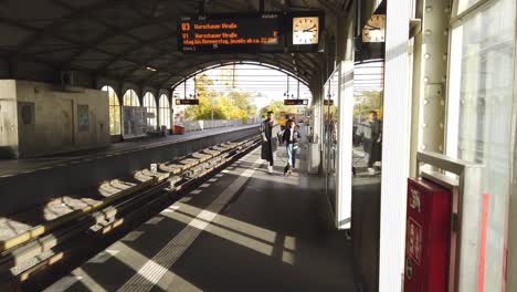 El-Metro-Naranja-Sale-De-La-Estación-De-Tren-De-Berlín-Kreuzberg-Durante-El-Día-Soleado