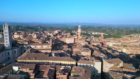 Magischer-Luftflug-Von-Oben,-Mittelalterliche-Stadt-Siena,-Toskana,-Italien