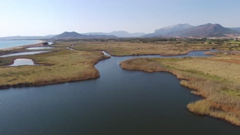 Luftbild---Ein-Fluss,-Der-In-Einer-Ebene-Auf-Sardinien-Fließt