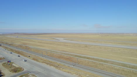 Vídeo-De-Drones-Del-Aterrizaje-De-Un-Avión-En-Una-Pista-Del-Aeropuerto-Internacional-De-Denver