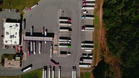 Top-down-aerial-of-truck-stop-in-Jasper,-Florida-USA