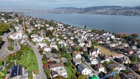 Vida-De-La-Ciudad-De-Zurich-Suiza-Y-Vista-Al-Lago-Zürichsee-4k-Drone-Shot