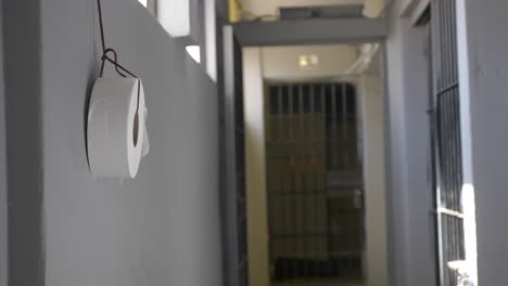 Toilettenpapierrolle,-Die-An-Einem-Draht-Auf-Dem-Flur-Eines-Mexikanischen-Hispanischen-Gefängnisses-Hängt