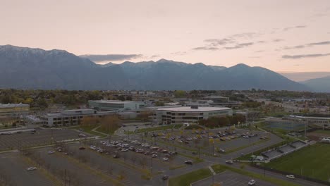 Utah-Valley-University-UVU-Aufsteigende-Luftaufnahme-Im-Morgengrauen