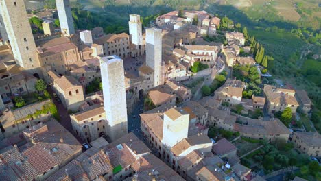 Marktplatzschöne-Luftaufnahme-Von-Oben-Flug-San-Gimignano-Mittelalterliche-Hügelturmstadt-Toskana-Italien