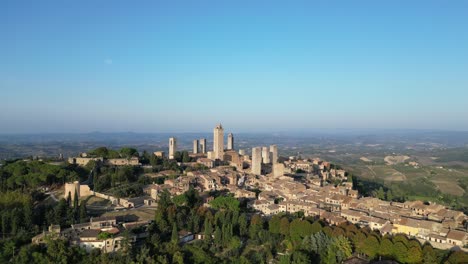Unglaublicher-Flug-Von-Oben-Aus-Der-Luft,-San-Gimignano,-Mittelalterliche-Hügelturmstadt,-Toskana,-Italien