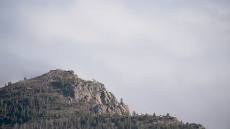 El-Pico-De-La-Montaña-Apunta-Hacia-La-Niebla-Interior-Circundante-Sobre-Boulder,-Colorado