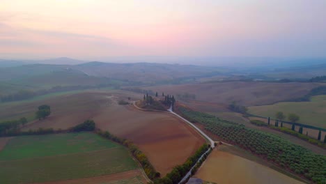 Maravillosa-Vista-Aérea-Superior-Casa-De-Vuelo-Atmósfera-Matinal-Rural-Entorno-Idílico-Toscana-Italia