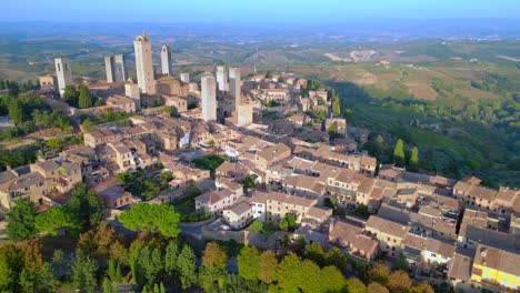 Erstaunlicher-Flug-Von-Oben-Aus-Der-Luft,-San-Gimignano,-Mittelalterliche-Hügelturmstadt,-Toskana,-Italien