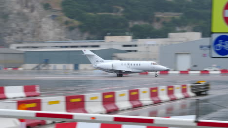 El-Avión-Privado-Despega-Del-Aeropuerto-De-Gibraltar-En-Un-Día-Lluvioso.