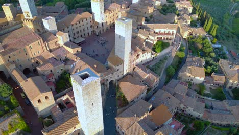 Marktplatz-Dramatische-Luftaufnahme-Von-Oben-Flug-San-Gimignano-Mittelalterliche-Hügelturmstadt-Toskana-Italien